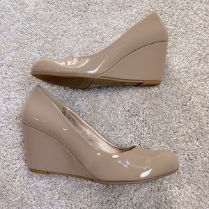 Wedge dress shoe. Chinese laundry.